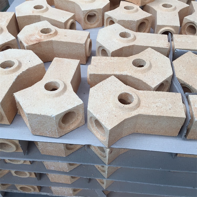 Refractory brick