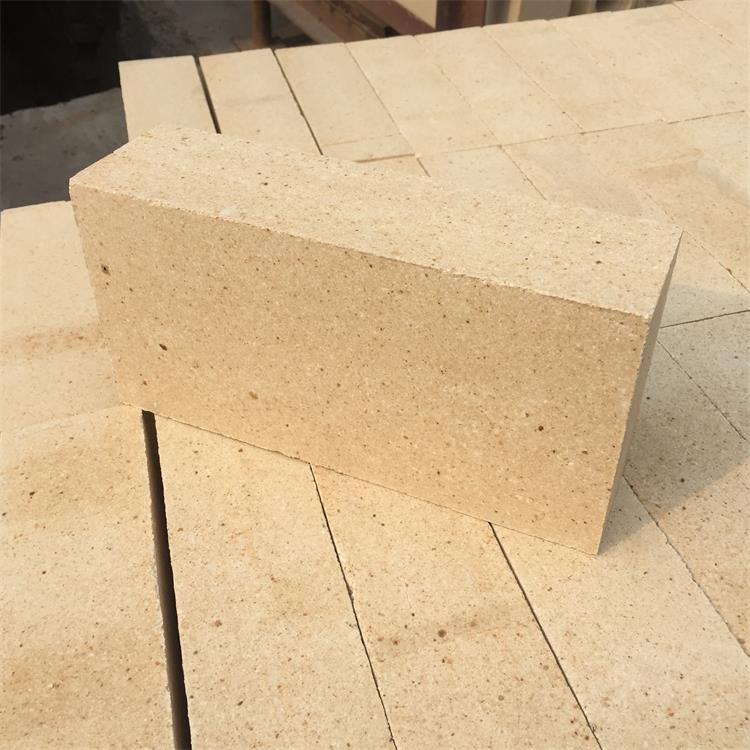 Refractory brick