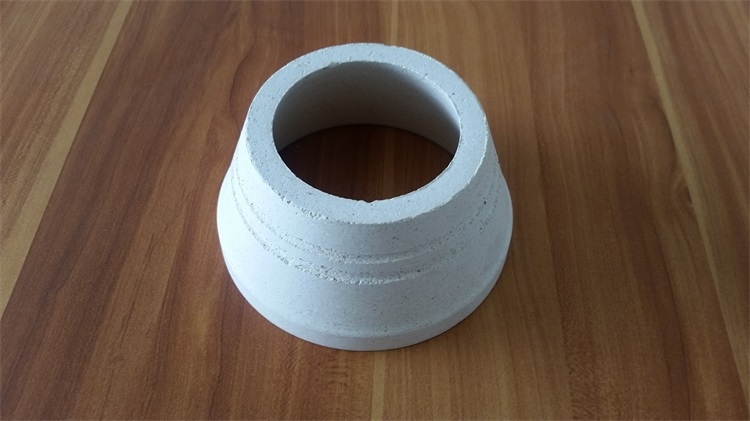 Ceramic pouring cup