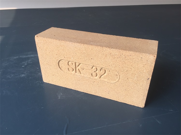 Refractory clay brick