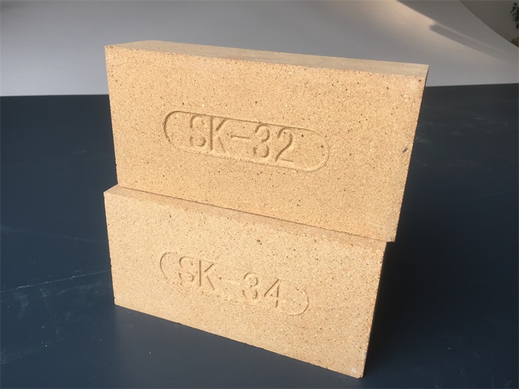 Refractory clay brick