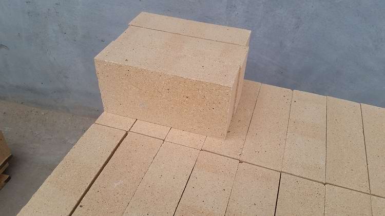 Clay refractory brick