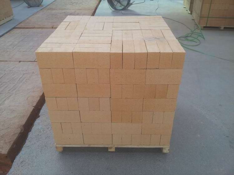 Clay refractory brick