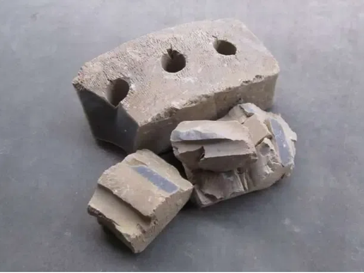 What Is The Raw Material of Mullite Refractory?
