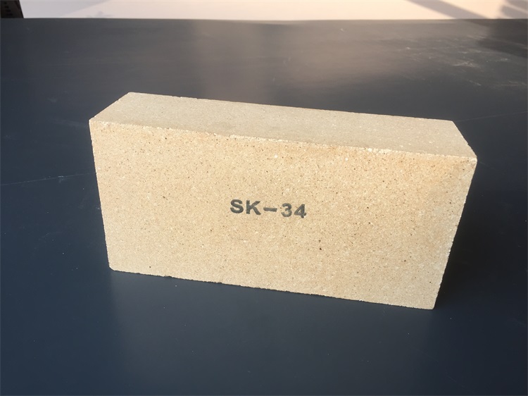 Refractory clay brick
