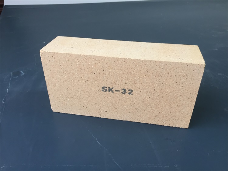 Refractory clay brick