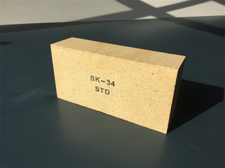 Refractory clay brick