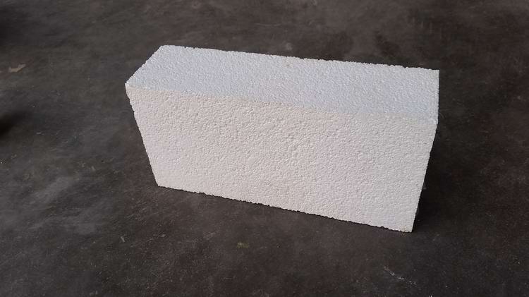 Insulation refractory brick