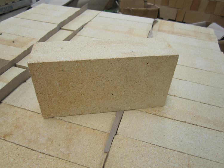 Clay refractory brick