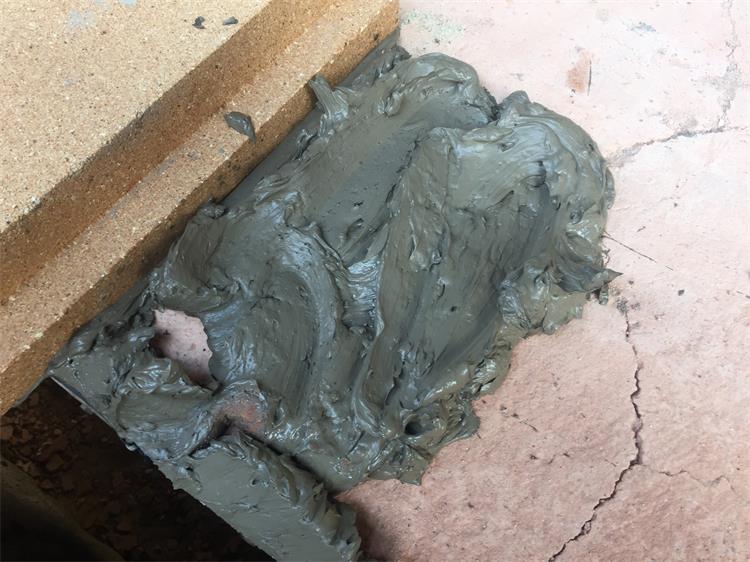 Refractory mud