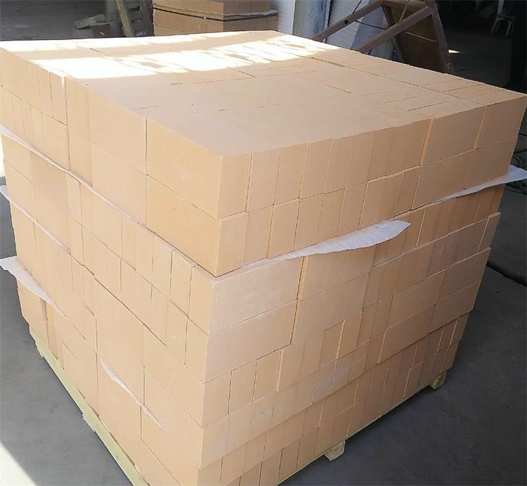 Insulation refractory brick