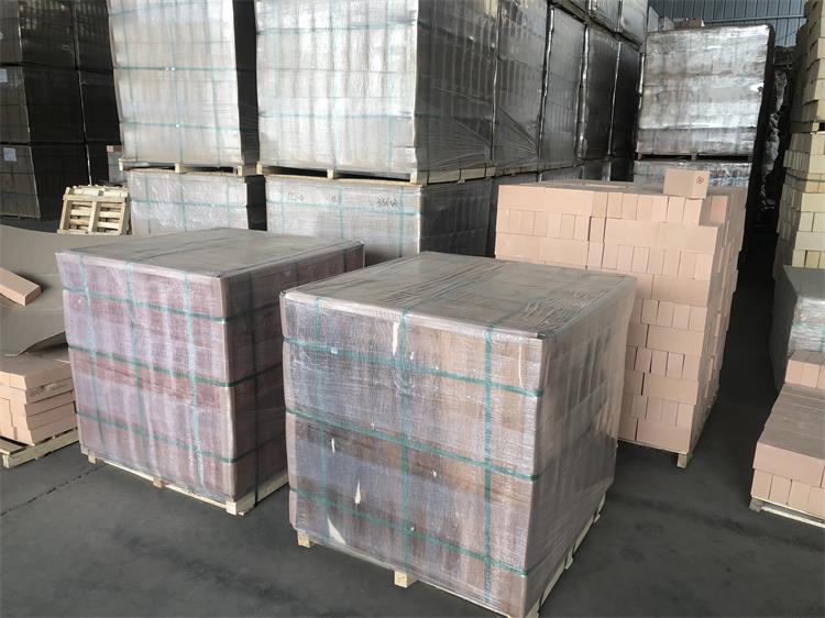 Insulating brick