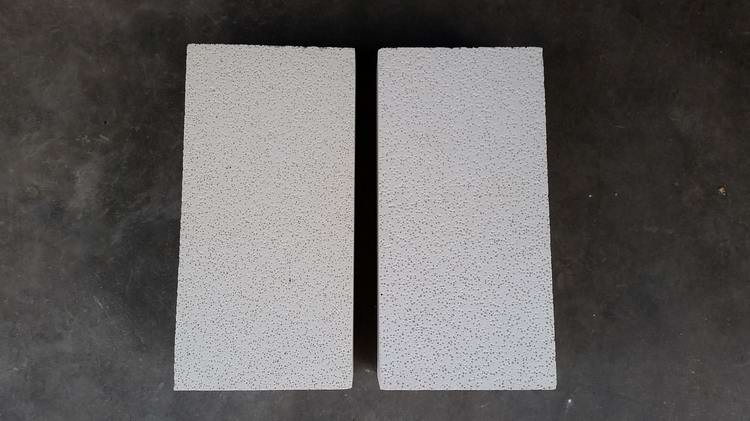 Insulation refractory brick
