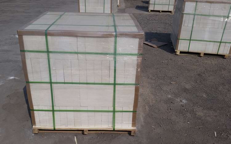 Insulation refractory brick