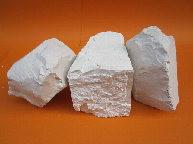 Refractory products kaolin