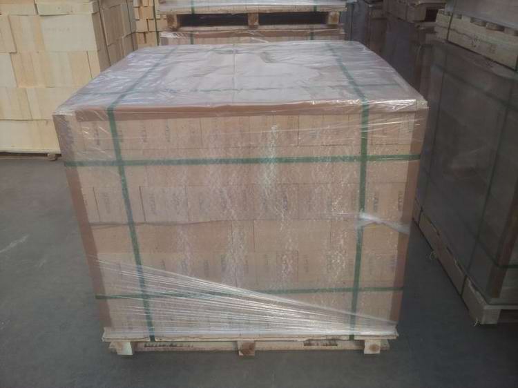 Refractory clay brick