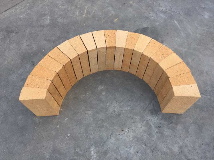Arch refractory brick