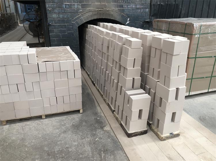 Insulating brick 