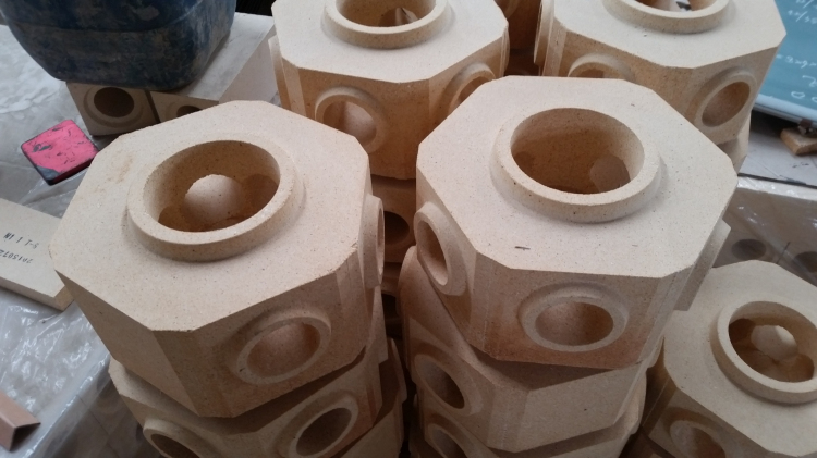Clay refractory brick