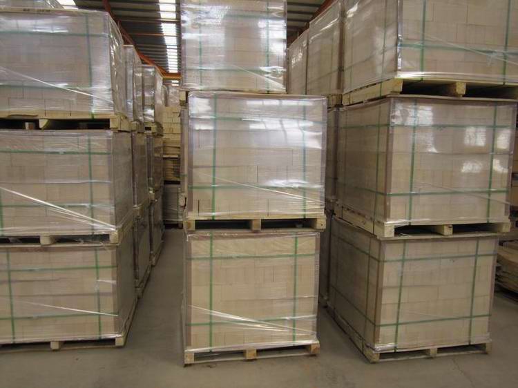 Refractory clay brick