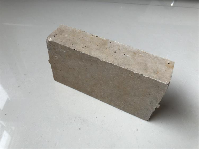 Refractory brick for pouring