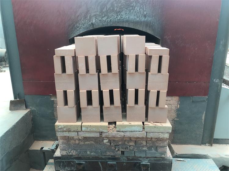 Insulating brick 
