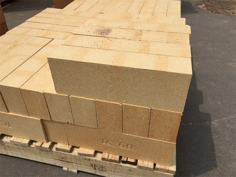 Refractory brick for casting steel